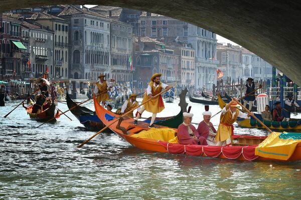 Cuộc đua Gondola và thuyền lịch sử truyền thống hàng năm (Regata Storica) trên Grand Canal ở Venice - Sputnik Việt Nam
