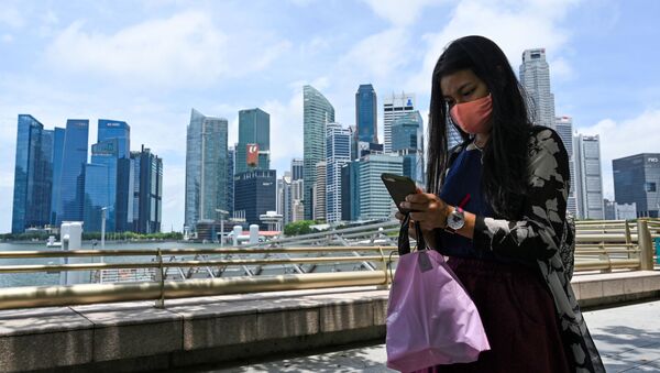 Cô gái đeo khẩu trang ở Marina Bay ở Singapore. - Sputnik Việt Nam