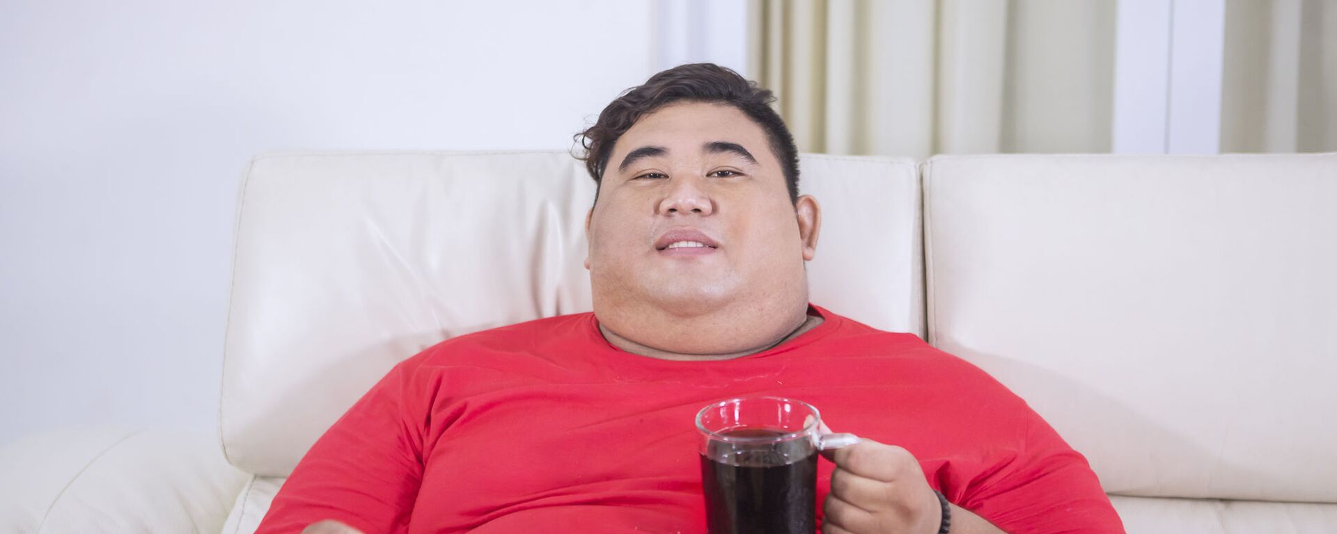 Người đàn ông béo phì với nước ngọt Coca Cola và bỏng ngô. - Sputnik Việt Nam, 1920, 13.09.2020