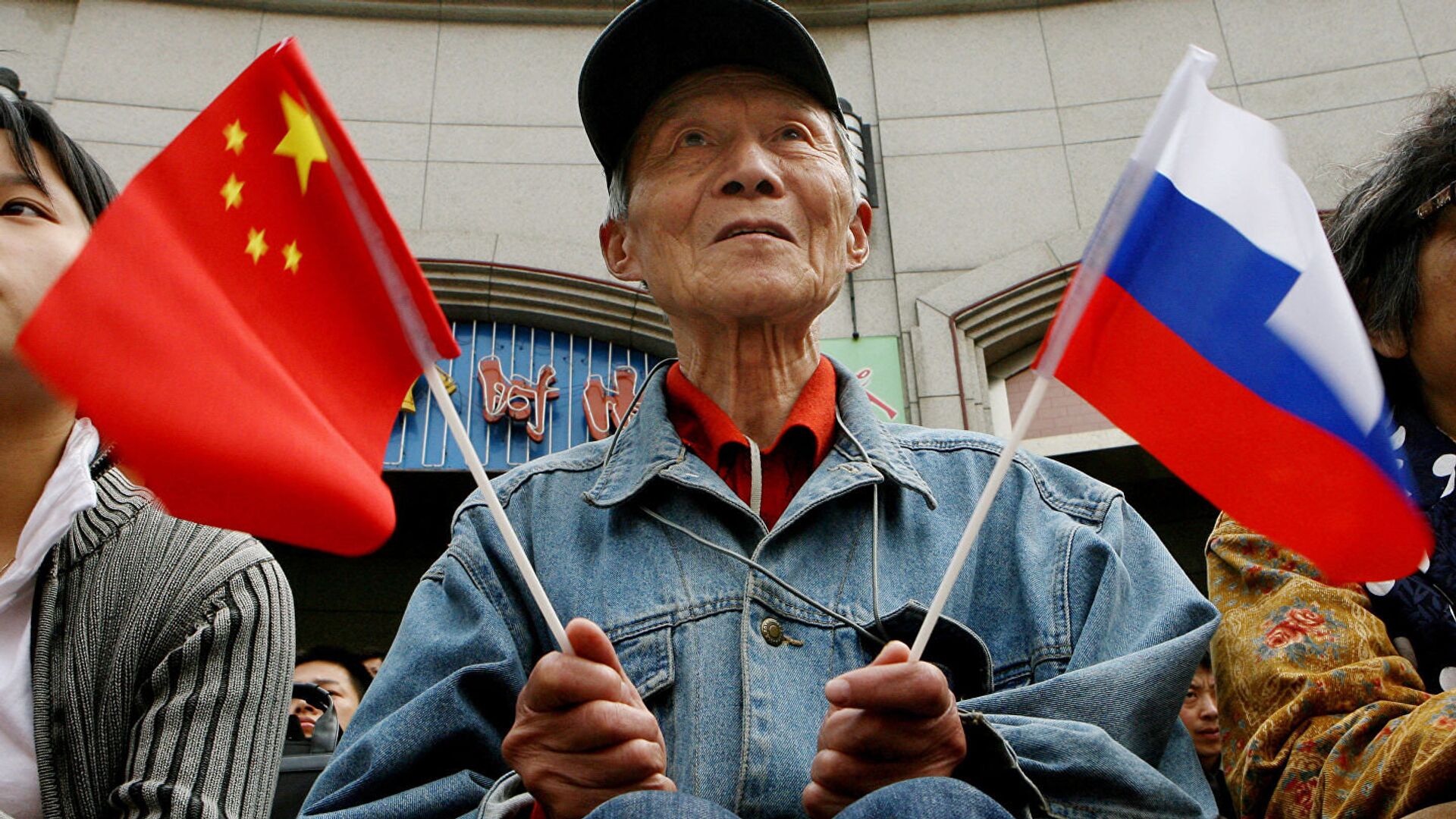 Người cao tuổi cầm cờ Trung Quốc và Nga - Sputnik Việt Nam, 1920, 02.01.2022