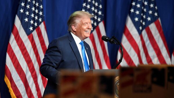 Tổng thống Mỹ Donald Trump phát biểu trước những người ủng hộ ở Bắc Carolina - Sputnik Việt Nam