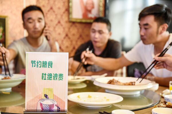 Người Trung Quốc sẽ ăn ít hơn để tránh vứt bỏ hàng triệu tấn thực phẩm Người Trung Quốc sẽ ăn ít hơn để tránh vứt bỏ hàng triệu tấn thực phẩm - Sputnik Việt Nam