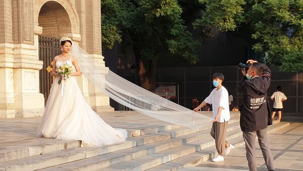 Chụp ảnh cô dâu trên đường phố ở Bắc Kinh - Sputnik Việt Nam