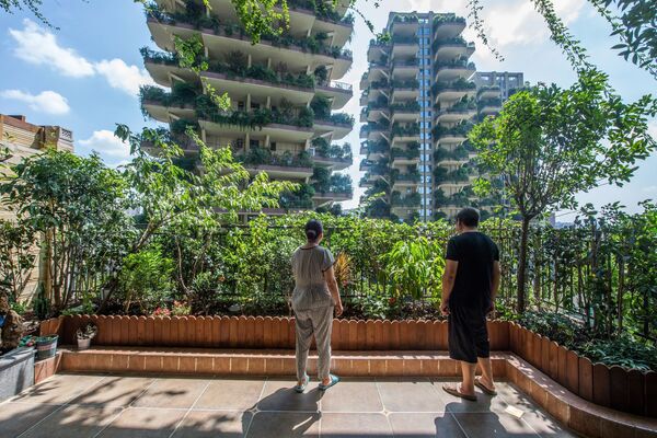 Cư dân trên ban công tòa nhà chọc trời sinh thái ở thành phố Thành Đô, Trung Quốc - Sputnik Việt Nam