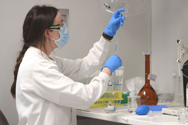 Tác dụng phụ của vắc-xin AstraZeneca: Tiêm vắc-xin coronavirus có an toàn không? Tác dụng phụ của vắc-xin AstraZeneca: Tiêm vắc-xin coronavirus có an toàn không? - Sputnik Việt Nam