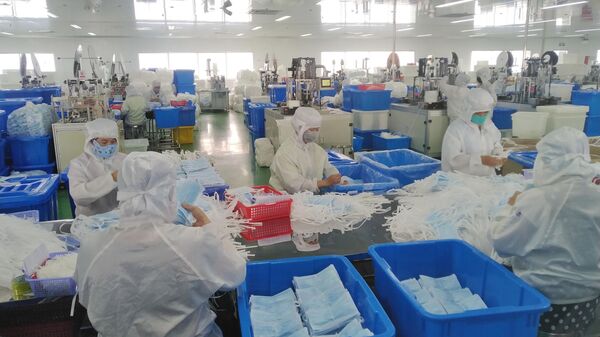Công nhân nhà máy SanQi Việt Nam kiểm tra và đóng gói khẩu trang y tế. - Sputnik Việt Nam