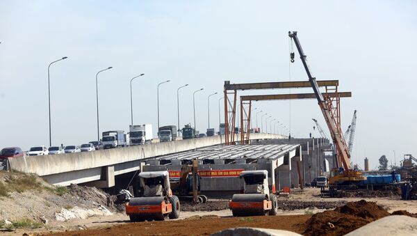 Thi công mở rộng cầu Cao Bồ trên tuyến đường. - Sputnik Việt Nam