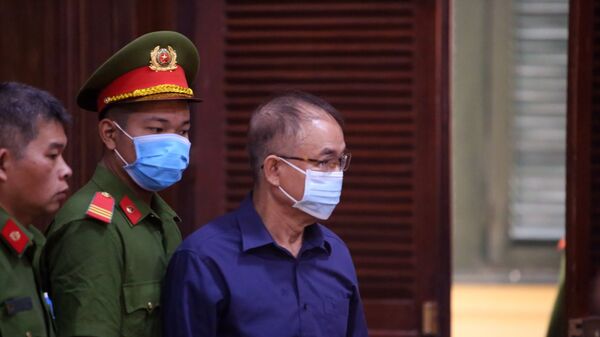 Bị cáo Nguyễn Thành Tài, nguyên Phó Chủ tịch UBND Thành phố Hồ Chí Minh bị dẫn giải ra tòa. - Sputnik Việt Nam