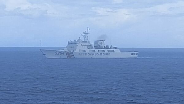 Tàu Bakamla của Cơ quan An ninh Hàng hải Indonesia truy đuổi tàu Cảnh sát biển Trung Quốc - Sputnik Việt Nam