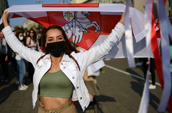 Người phụ nữ tham gia cuộc tuần hành trái phép Bạn gái vì bạn gái ở Minsk - Sputnik Việt Nam
