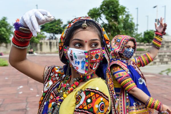 Các vũ công diễn tập trước lễ hội Navaratri ở Ahmedabad, Ấn Độ - Sputnik Việt Nam