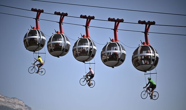 Người đi xe đạp trên cáp treo Grenoble - Sputnik Việt Nam