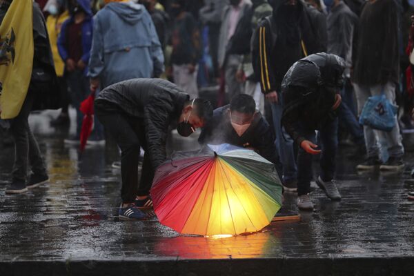 Người cầm đuốc dưới ô trong cuộc biểu tình phản đối chính sách kinh tế của chính phủ Ecuador - Sputnik Việt Nam