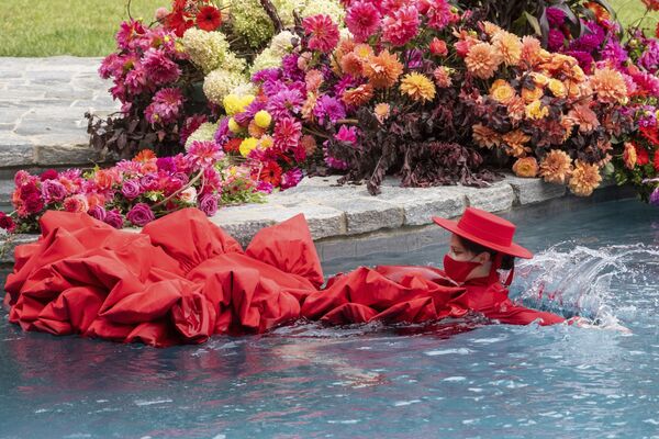 Người mẫu Coco Rocha trong hồ bơi khi trình diễn trang phục Christian Siriano tại Tuần lễ thời trang New York - Sputnik Việt Nam