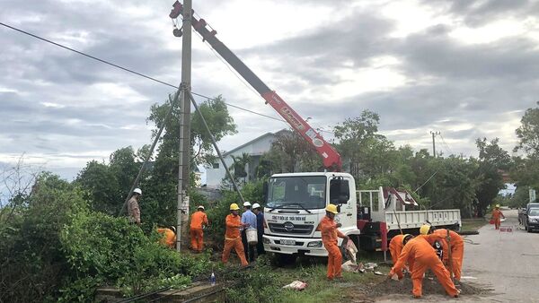 Công ty Điện lực Thừa Thiên-Huế khắc phục sự cố do mưa bão. - Sputnik Việt Nam
