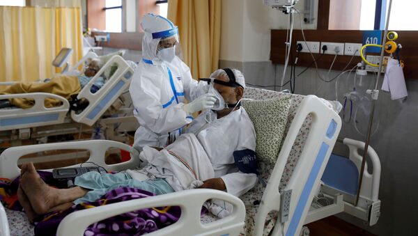 Nhân viên y tế với bệnh nhân coronavirus trong bệnh viện ở Ấn Độ - Sputnik Việt Nam