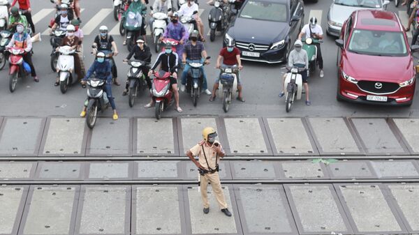 Người đi xe máy bịt mặt trên đường ở Việt Nam - Sputnik Việt Nam