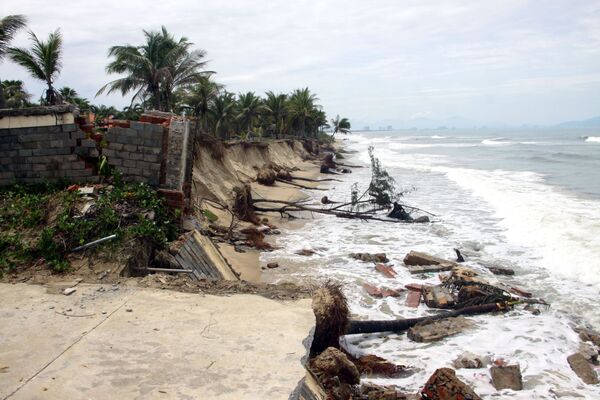 Hậu quả của bão số 5  trên bãi biển Cửa Đại, Hội An - Sputnik Việt Nam