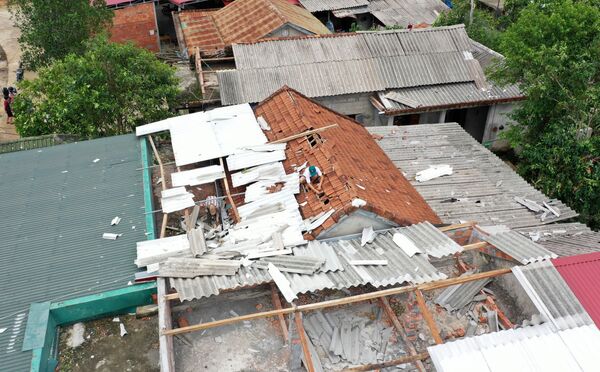 Người dân ở xã Hải Sơn, huyện Hải Lăng lợp lại nhà bị tốc mái do bão số 5 gây ra. - Sputnik Việt Nam