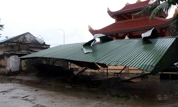 Một phần công trình UBND xã Thịnh Lộc, huyện Lộc Hà bị sập mái do lốc xoáy. - Sputnik Việt Nam