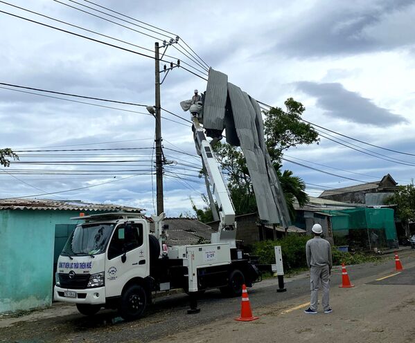 Công nhân điện lực nỗ lực khắc phục hậu quả bão số 5. - Sputnik Việt Nam
