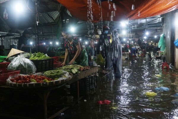 Chợ ở thành phố Vinh ngập sâu do mưa lớn kéo dài.  - Sputnik Việt Nam