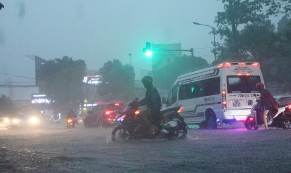 Các phương tiện tham gia giao thông gặp khó khăn do mưa lớn - Sputnik Việt Nam