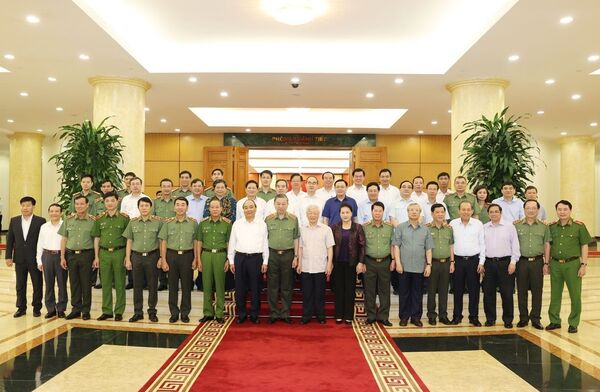 Tổng Bí thư Nguyễn Phú Trọng: Công an đừng vì tiền, vì chức quyền mà làm việc xấu Tổng Bí thư Nguyễn Phú Trọng: Công an đừng vì tiền, vì chức quyền mà làm việc xấu - Sputnik Việt Nam