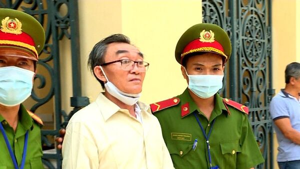 Bị cáo Nguyễn Khanh bị dẫn giải ra xe sau khi tuyên án. - Sputnik Việt Nam