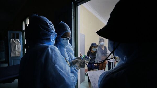 Ngay sau khi các công dân ổn định chỗ nghỉ, các bác sỹ lên từng phòng để đo thân nhiệt và lấy thông tin của từng người. - Sputnik Việt Nam