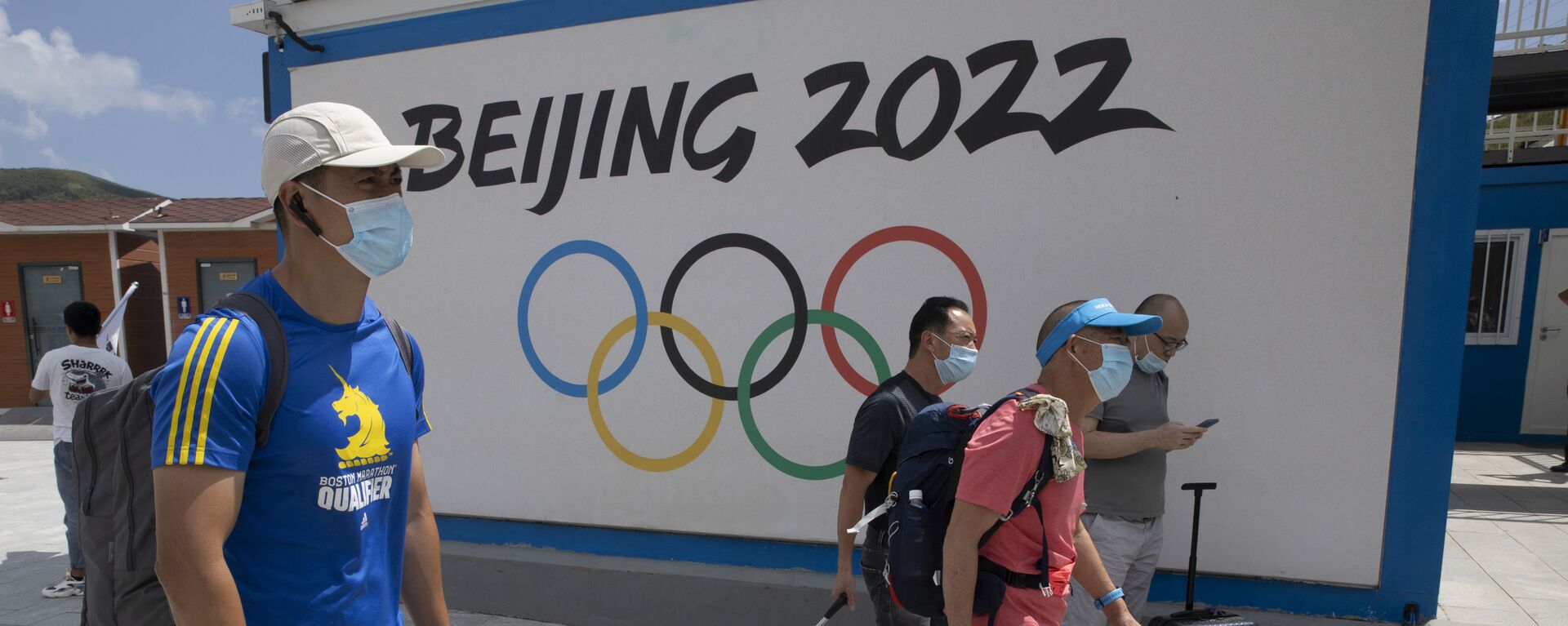 Khách du lịch trên nền biểu tượng của Thế vận hội Olympic Bắc Kinh 2022 - Sputnik Việt Nam, 1920, 19.11.2021