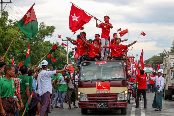 Những người ủng hộ đảng NLD đi cùng các thành viên của đảng USDP ở Mandalay, Myanmar - Sputnik Việt Nam