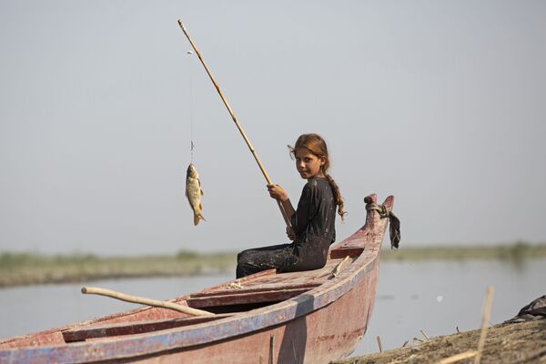 Một cô gái đang câu cá gần thành phố Basra, Iraq - Sputnik Việt Nam