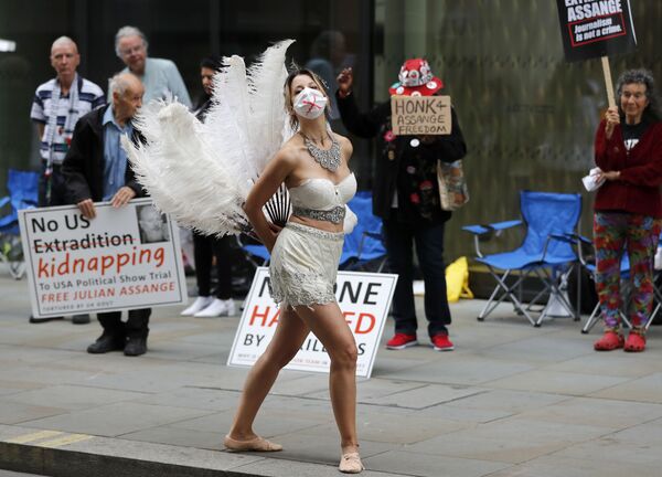 Nữ vũ công trong cuộc biểu tình ở London, Vương quốc Anh - Sputnik Việt Nam