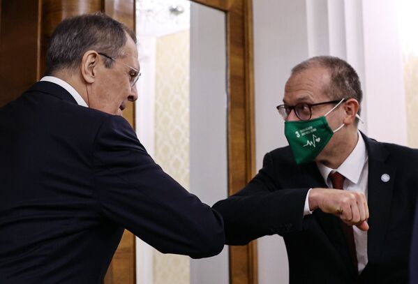 Bộ trưởng Ngoại giao Nga Sergei Lavrov và đại diện chính thức của WHO tại Liên bang Nga Hans Kluge tại một cuộc họp ở Matxcơva - Sputnik Việt Nam