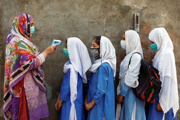 Kiểm tra thân nhiệt cho học sinh trước khi vào lớp học ở Peshawar, Pakistan - Sputnik Việt Nam