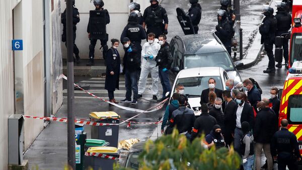 Các nhân viên đặc vụ tại hiện trường vụ tấn công ở Paris, bên ngoài văn phòng cũ của tạp chí châm biếm Pháp Charlie Hebdo. - Sputnik Việt Nam