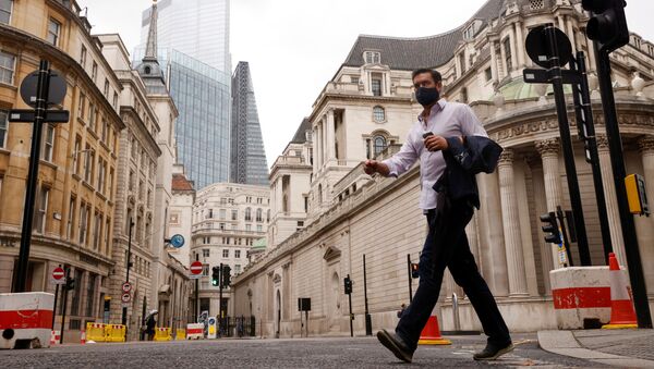 Người đàn ông đeo khẩu trang ở khu tài chính City of London, Vương quốc Anh. - Sputnik Việt Nam