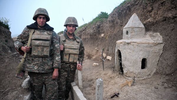 Những người lính của quân đội Karabakh tại một bàn thờ tạm trên tuyến phòng thủ đầu tiên - Sputnik Việt Nam