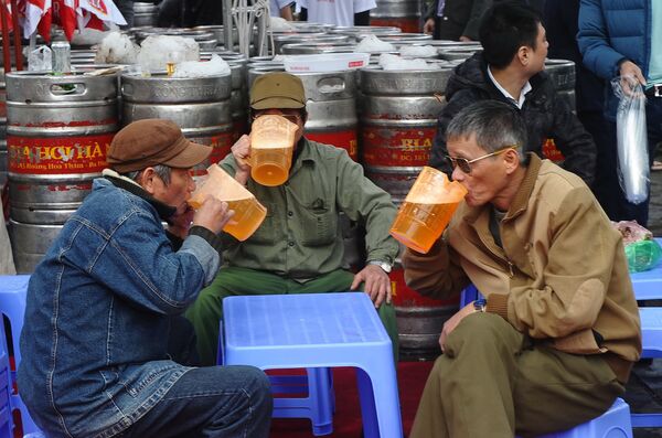 Thời bình vẫn chết nhiều: Việt Nam bắt đầu phạt tiền hành vi xúi giục, ép uống rượu bia Thời bình vẫn chết nhiều: Việt Nam bắt đầu phạt tiền hành vi xúi giục, ép uống rượu bia - Sputnik Việt Nam