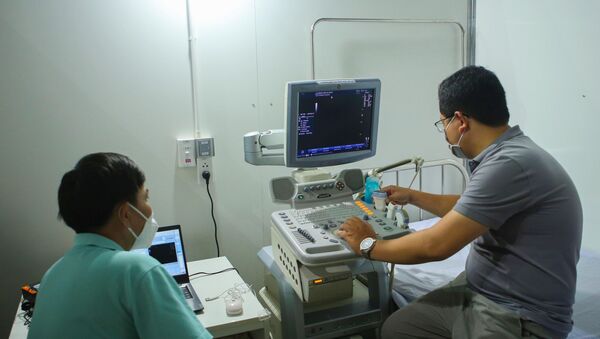 Thiết bị máy siêu âm hiện đại được lắp đặt trong Bệnh viện dã chiến Cung thể thao Tiên Sơn. - Sputnik Việt Nam