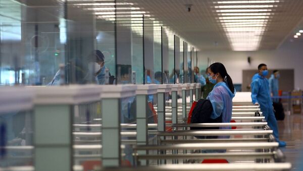Hành khách làm thủ tục nhập cảnh trở về Việt Nam tại nhà ga T2 sân bay Nội Bài. - Sputnik Việt Nam