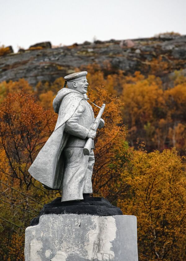 Đài tưởng niệm Hồng quân Liên Xô ở làng Liinakhamari, quận Pechenga, tỉnh Murmansk - Sputnik Việt Nam
