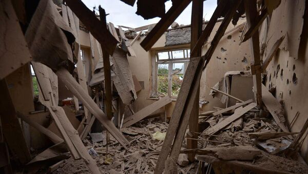 Một ngôi nhà bị phá hủy sau trận pháo kích vào thành phố Martuni ở Karabakh bởi quân đội Azerbaijan - Sputnik Việt Nam