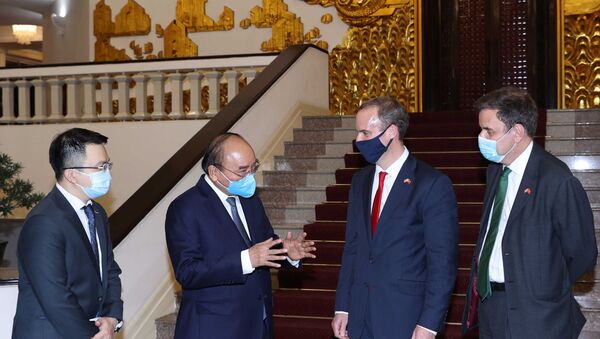Thủ tướng Nguyễn Xuân Phúc trao đổi với Bộ trưởng Ngoại giao và Phát triển Liên hiệp Vương quốc Anh và Bắc Ireland Dominic Raab. - Sputnik Việt Nam