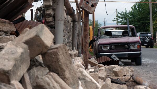 Nhà và xe ô tô hư hỏng do bị pháo kích ở Nagorno-Karabakh - Sputnik Việt Nam
