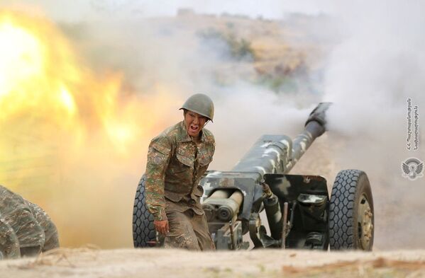 Một người lính Armenia bắn từ  khẩu súng pháo trong trận chiến với quân đội Azerbaijan ở Nagorno-Karabakh - Sputnik Việt Nam