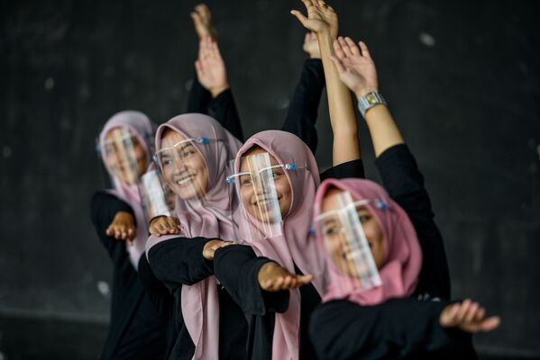 Các cô gái đeo khẩu trang trên mặt trong buổi tập luyện tại trung tâm văn hóa và nghệ thuật ở Banda Aceh, Indonesia - Sputnik Việt Nam