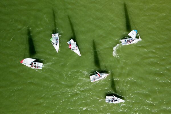 Cuộc thi đua thuyền buồm trên hồ Abrau ở vùng Krasnodar - Sputnik Việt Nam