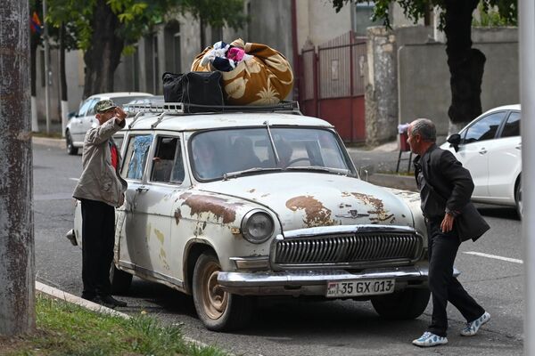 Cư dân Stepanakert, Nagorno-Karabakh vận chuyển đồ đạc bằng ô tô - Sputnik Việt Nam